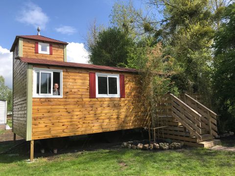 HÉBERGEMENT INSOLITE 2 personnes - 18-Château Mobile 28m2 (2ch - 2/6pers.) + TV+Clim + Jaccuzzi + lit faits + serviettes + kit boissons - prix pour 2 personnes