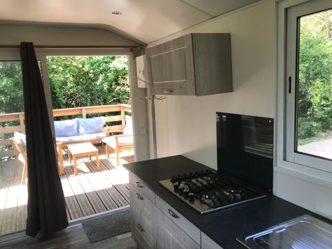 HÉBERGEMENT INSOLITE 2 personnes - 18-Château Mobile 28m2 (2ch - 2/6pers.) + TV+Clim + Jaccuzzi + lit faits + serviettes + kit boissons - prix pour 2 personnes