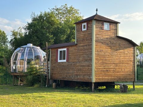 Hébergement 2 personnes - 18-Château Mobile 28m2 (2ch - 2/6pers.) + TV+Clim + Jaccuzzi + lit faits + serviettes + kit boissons - prix pour 2 personnes