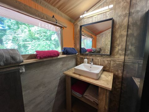 TENTE TOILE ET BOIS 2 personnes - 19-Tente safari XXL Deluxe pilotis 50m2 (3ch - 2/7 pers.) +Spa Air+Lits faits+serviettes+boissons - prix pour 2 personnes