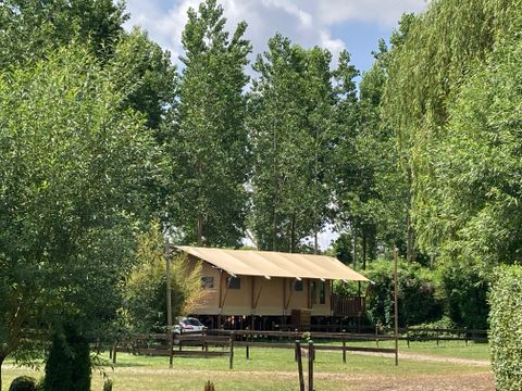 TENTE TOILE ET BOIS 2 personnes - 19-Tente safari XXL Deluxe pilotis 50m2 (3ch - 2/7 pers.) +Spa Air+Lits faits+serviettes+boissons - prix pour 2 personnes