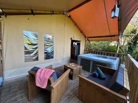 TENTE TOILE ET BOIS 2 personnes - 19-Tente safari XXL Deluxe pilotis 50m2 (3ch - 2/7 pers.) +Spa Air+Lits faits+serviettes+boissons - prix pour 2 personnes