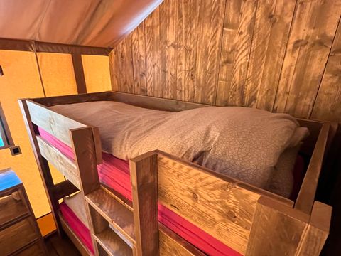 Tente en toile et en bois 2 personnes - 19-Tente safari XXL Deluxe pilotis 50m2 (3ch - 2/7 pers.) +Spa Air+Lits faits+serviettes+boissons - prix pour 2 personnes