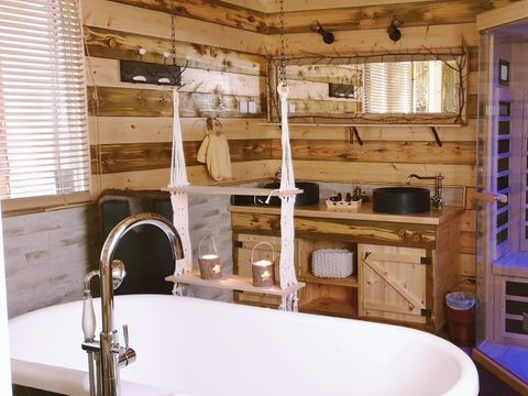Tente en toile et en bois 2 personnes - Cabane du Castor (Sauna,douche,baignoire,poêle à bois)