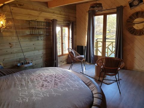 Tente en toile et en bois 2 personnes - Cabane du Castor (Sauna,douche,baignoire,poêle à bois)