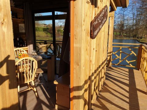 Tente en toile et en bois 2 personnes - Cabane du Castor (Sauna,douche,baignoire,poêle à bois)