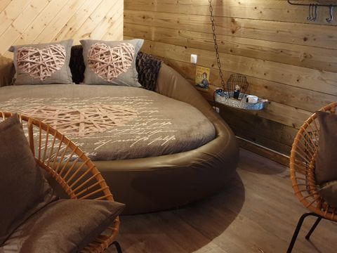 Tente en toile et en bois 2 personnes - Cabane du Castor (Sauna,douche,baignoire,poêle à bois)