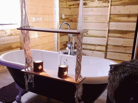 Tente en toile et en bois 2 personnes - Cabane du Castor (Sauna,douche,baignoire,poêle à bois)