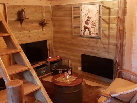 Hébergement 2 personnes - Cabane de L'orpailleur (poêle bois, baignoire, douche)