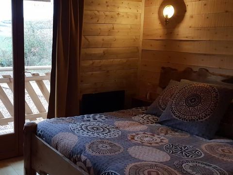 Hébergement 2 personnes - Cabane de L'orpailleur (poêle bois, baignoire, douche)