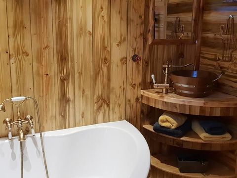 Hébergement 2 personnes - Cabane de L'orpailleur (poêle bois, baignoire, douche)