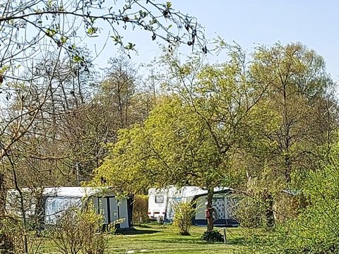 Emplacement - tente ou caravane - Electricité et une douche incluses par jour et par personne