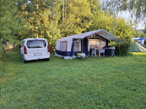 Emplacement - tente ou caravane - Electricité et une douche incluses par jour et par personne