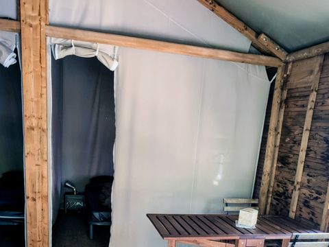 Tente en toile et en bois 4 personnes - Cabane Lodge sur Pilotis Confort 27m² - 2 chambres + terrasse couverte