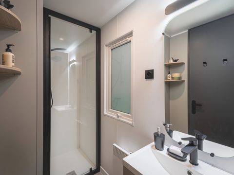 MOBILHOME 4 personnes - Premium 29m² - 2 chambres + terrasse semi-couverte + TV + LV + clim + draps inclus