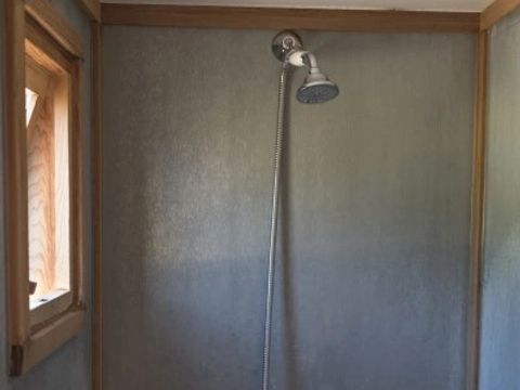 CHALET 4 personnes - Cabane SPA au bord de l'eau