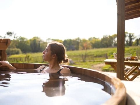 CHALET 4 personnes - Cabane SPA au bord de l'eau