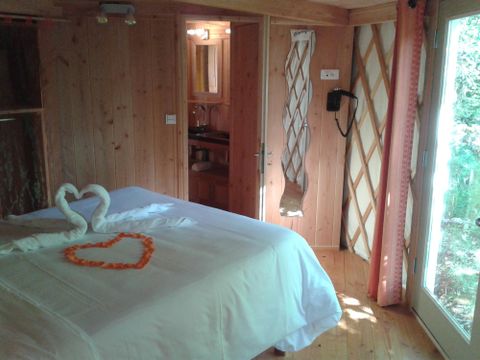 HÉBERGEMENT INSOLITE 2 personnes - Yourte moderne 2 personnes inclus possible 4 personnes en supplément auprès du camping
