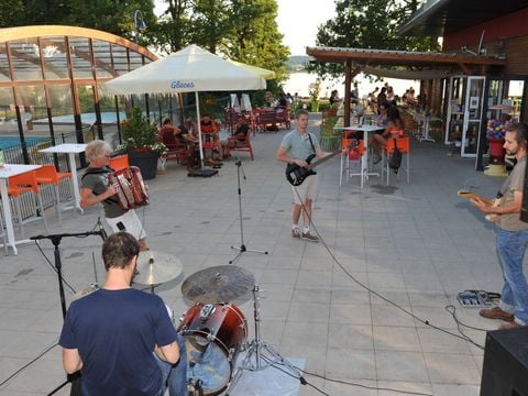 CHALET 6 personnes - Chalet standard PMR (personne à mobilité réduite) 39m² -  2 chambres / terrasse couverte