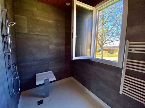 CHALET 6 personnes - Chalet PMR supérieur (personne à mobilité réduite) 39m²-2 chambres/terrasse couverte 6 pers