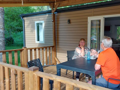 Mobilhome 4 personnes - Mobil home Life Confort PMR 32m² - 2 chambres + terrasse couverte 18m² + 2 TV 4 pers