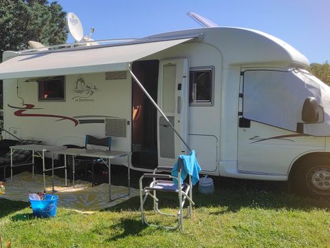 Emplacement - Emplacement + éléctricité + voiture + tente / caravane ou camping-car 2 pers