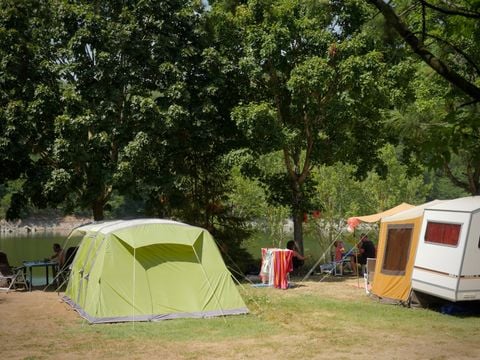 Emplacement - Emplacement + éléctricité + voiture + tente / caravane ou camping-car 2 pers