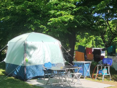 Emplacement - Emplacement + éléctricité + voiture + tente / caravane ou camping-car 2 pers