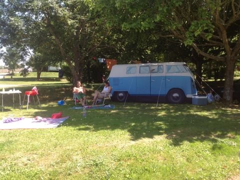 Emplacement - Emplacement + éléctricité + voiture + tente / caravane ou camping-car 2 pers