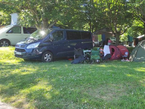 Emplacement - Emplacement + éléctricité + voiture + tente / caravane ou camping-car 2 pers