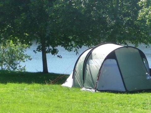 Emplacement - Emplacement + éléctricité + voiture + tente / caravane ou camping-car 2 pers