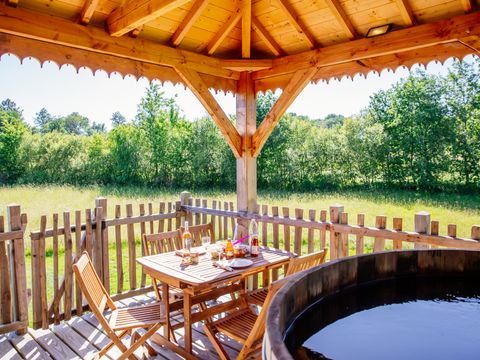 HÉBERGEMENT INSOLITE 2 personnes - Cabane - Temple perché avec spa