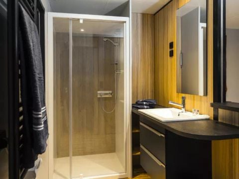 MOBILHOME 2 personnes - Cottage Pagode Premium 2 Pièces 2 Personnes vue lac Jacuzzi + Climatisé + TV