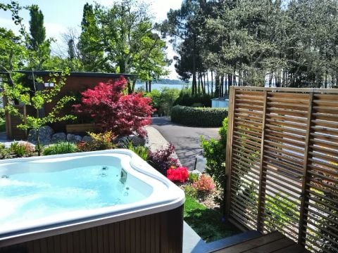 MOBILHOME 2 personnes - Cottage Pagode Premium 2 Pièces 2 Personnes vue lac Jacuzzi + Climatisé + TV