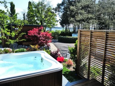 Mobilhome 2 personnes - Cottage Pagode Premium 2 Pièces 2 Personnes vue lac Jacuzzi + Climatisé + TV