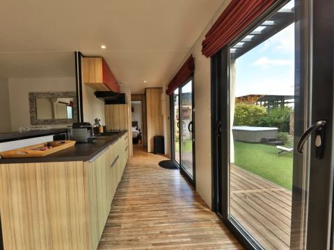 Mobilhome 4 personnes - Cottage Pagode Premium 3 Pièces 4 Personnes Jacuzzi + Climatisé + TV