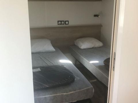 MOBILHOME 4 personnes - Mobil-home Premium 29m² 2 chambres + terrasse 21m² + TV + LV + Clim + plancha 4 pers Mobil-home Premium 29m² 2 chambres + terrasse 21m² + TV + LV + Clim + plancha 4 pers