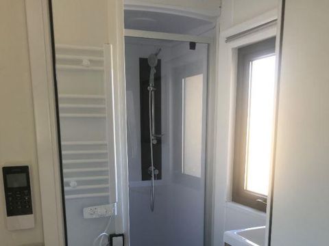 MOBILHOME 4 personnes - Mobil-home Premium 29m² 2 chambres + terrasse 21m² + TV + LV + Clim + plancha 4 pers Mobil-home Premium 29m² 2 chambres + terrasse 21m² + TV + LV + Clim + plancha 4 pers
