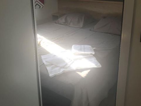 MOBILHOME 4 personnes - Mobil-home Premium 29m² 2 chambres + terrasse 21m² + TV + LV + Clim + plancha 4 pers Mobil-home Premium 29m² 2 chambres + terrasse 21m² + TV + LV + Clim + plancha 4 pers