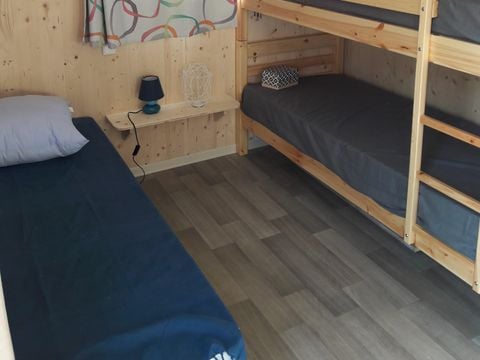 TENTE TOILE ET BOIS 5 personnes - Cahute des randonneurs 18m² - 2 chambres - sans sanitaire 5 pers