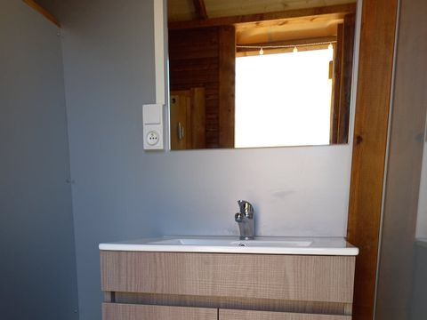 HÉBERGEMENT INSOLITE 4 personnes - Foudreaterre 1 chambre (Petit déjeuner, lit/ménage fait, panier apéro) + SPA 2/4 pers