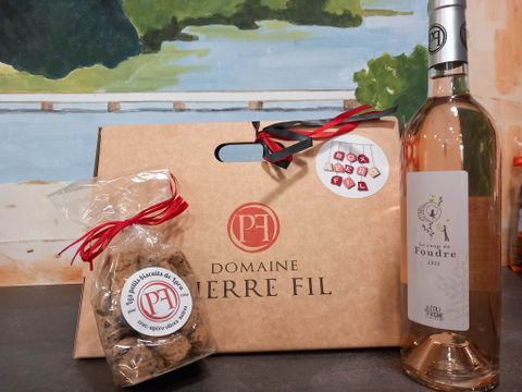 HÉBERGEMENT INSOLITE 4 personnes - Foudreaterre 1 chambre (Petit déjeuner, lit/ménage fait, panier apéro) + SPA 2/4 pers