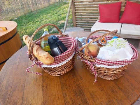 HÉBERGEMENT INSOLITE 4 personnes - Foudreaterre 1 chambre (Petit déjeuner, lit/ménage fait, panier apéro) + SPA 2/4 pers