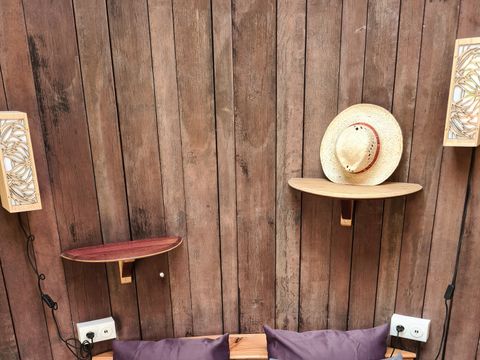 HÉBERGEMENT INSOLITE 4 personnes - Foudreaterre 1 chambre (Petit déjeuner, lit/ménage fait, panier apéro) + SPA 2/4 pers