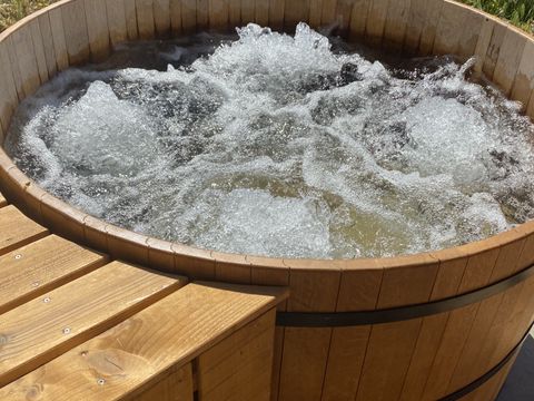 HÉBERGEMENT INSOLITE 2 personnes - Foudrenlair 1 chambre (Petit déjeuner, lit/ménage fait, panier apéro) + SPA 2 pers