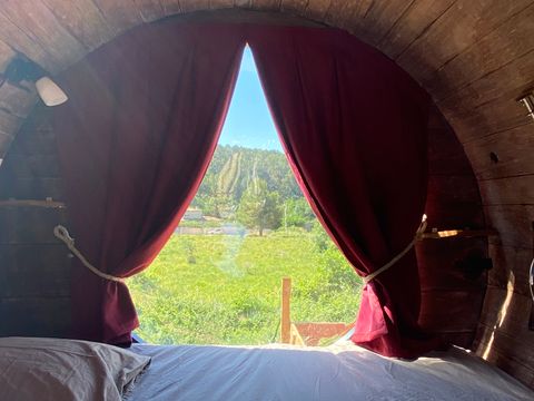 HÉBERGEMENT INSOLITE 2 personnes - Foudrenlair 1 chambre (Petit déjeuner, lit/ménage fait, panier apéro) + SPA 2 pers