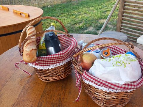 HÉBERGEMENT INSOLITE 2 personnes - Foudrenlair 1 chambre (Petit déjeuner, lit/ménage fait, panier apéro) + SPA 2 pers