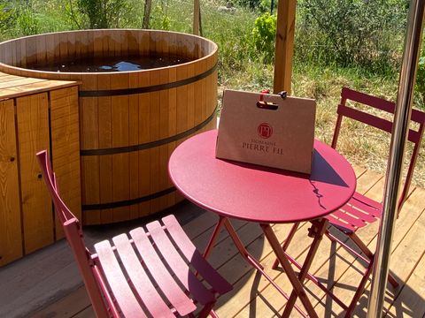 HÉBERGEMENT INSOLITE 2 personnes - Foudrenlair 1 chambre (Petit déjeuner, lit/ménage fait, panier apéro) + SPA 2 pers