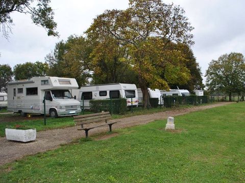 Camping Les Herlequins bis SAINT JEAN DE LOSNE, Preise und Reservierungen