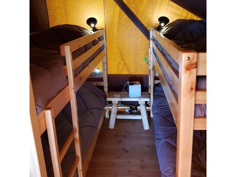 Tente en toile et en bois 5 personnes - Crusoé avec Sanitaires. Arrivée 16h Départ 10h. Max